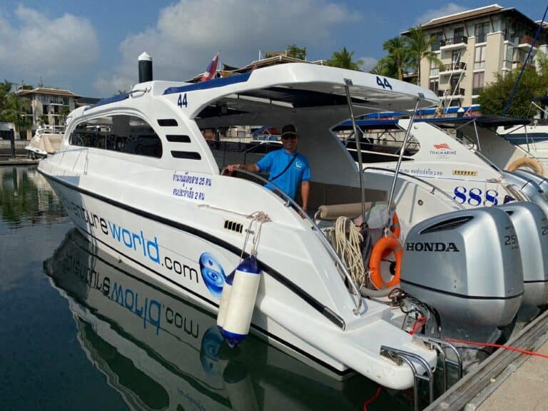 Il miglior tour a phi phi island si compie con un bel motoscafo