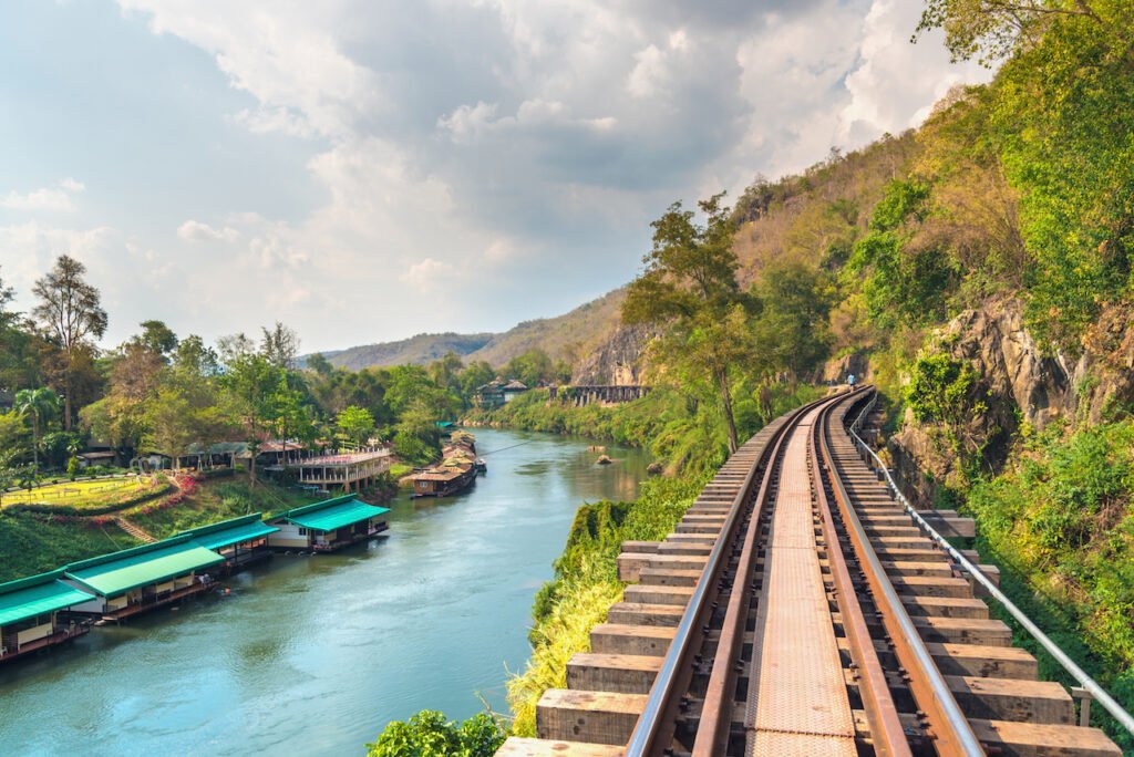 la ferrovia che costeggia il fiume per Scoprire la Provincia di Kanchanaburi