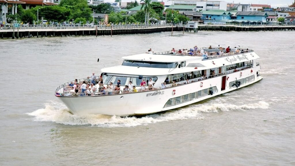 La Grand Pearl Cruise , protagonista del tour Ayutthaya con ritorno sul fiume
