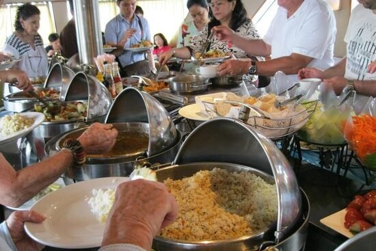 Buffet a pranzo sulla Grand Pearl Cruise