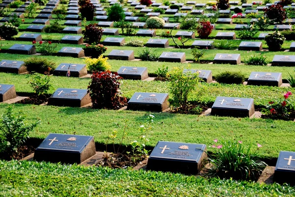 cimitero di guerra in questo tour privato a kanchanaburi