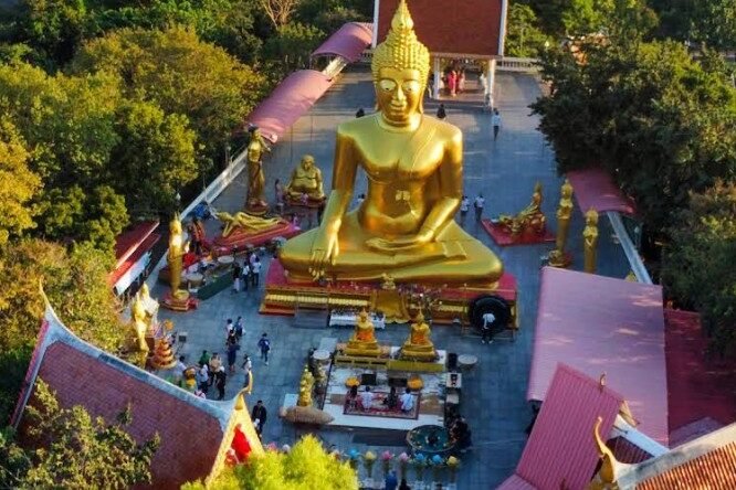 Wat Phra Yai