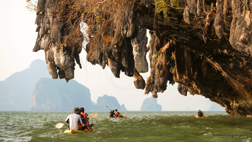 canoa  nella baia di phang nga