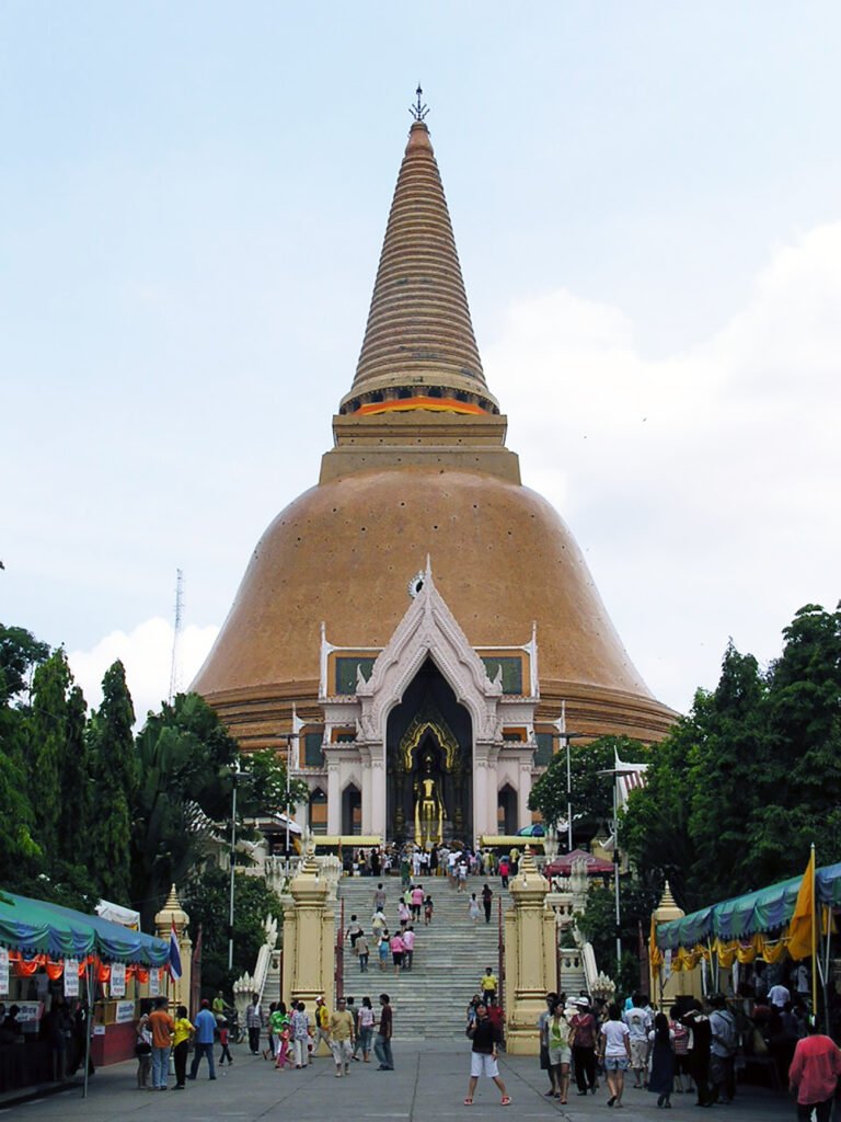 Wat Phra Pathom Chedi nel tour privato a kanchanaburi e erawan