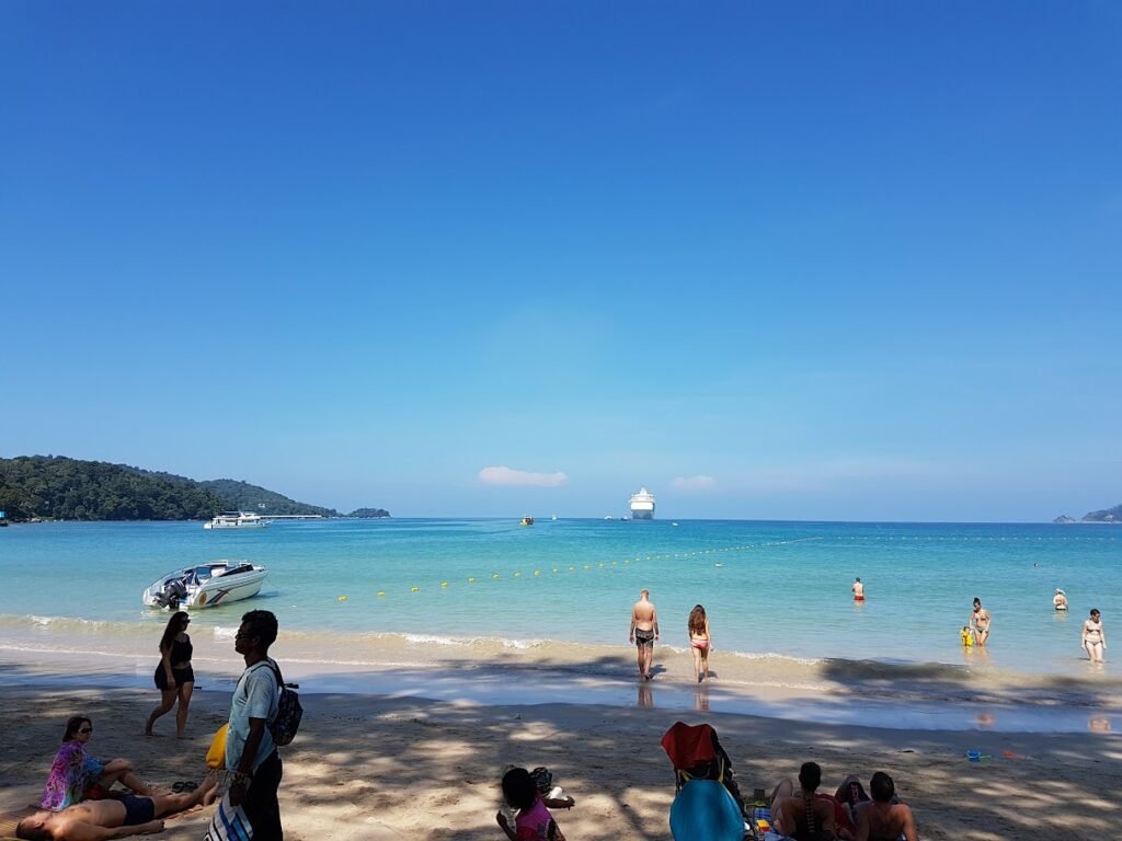 patong Beach e la nave da crociera che fa la sua comparsa tutte le settimane