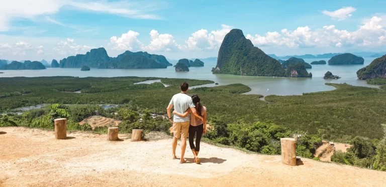 La vista più bella della Baia di Phang Nga, secondo molti, è quella da Samet Nangshe. Questo punto panoramico offre una vista spettacolare sulle isole calcaree e le acque turchesi della baia, soprattutto all'alba e al tramonto.