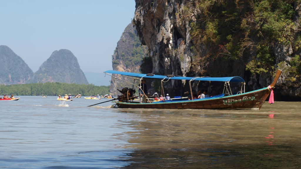 ko thalu , un'altra tappa del tour James Bond con Longtail Boat