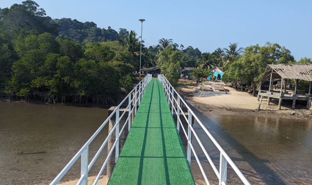 Moken Bridge a Koh Phayam conduce al villaggio dei Moken, gli zingari di mare