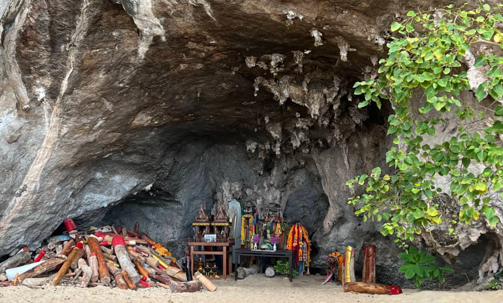 Railay Beach e Phra Nang Cave Beach, il Tour quattro isole da Krabi si ferma qui