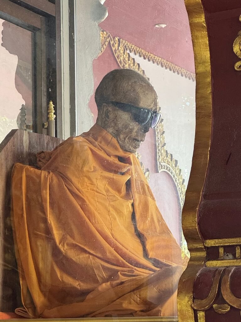 monaco mummificato, Mezza giornata a Koh Samui
